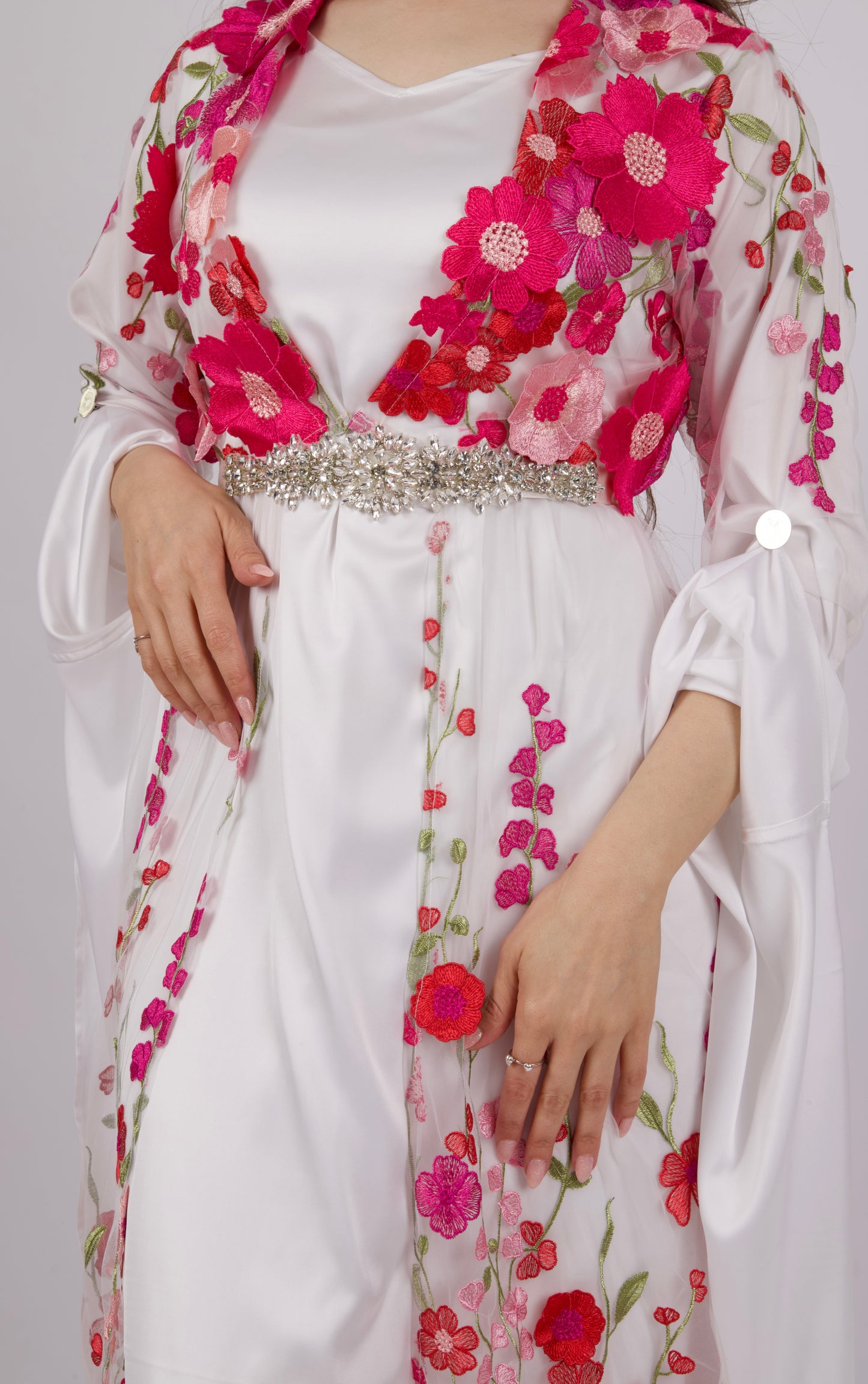 Gul Bahar With WhiteKewsan textile and more Kurdish women, Kurdish clothes, Kurdische kleider