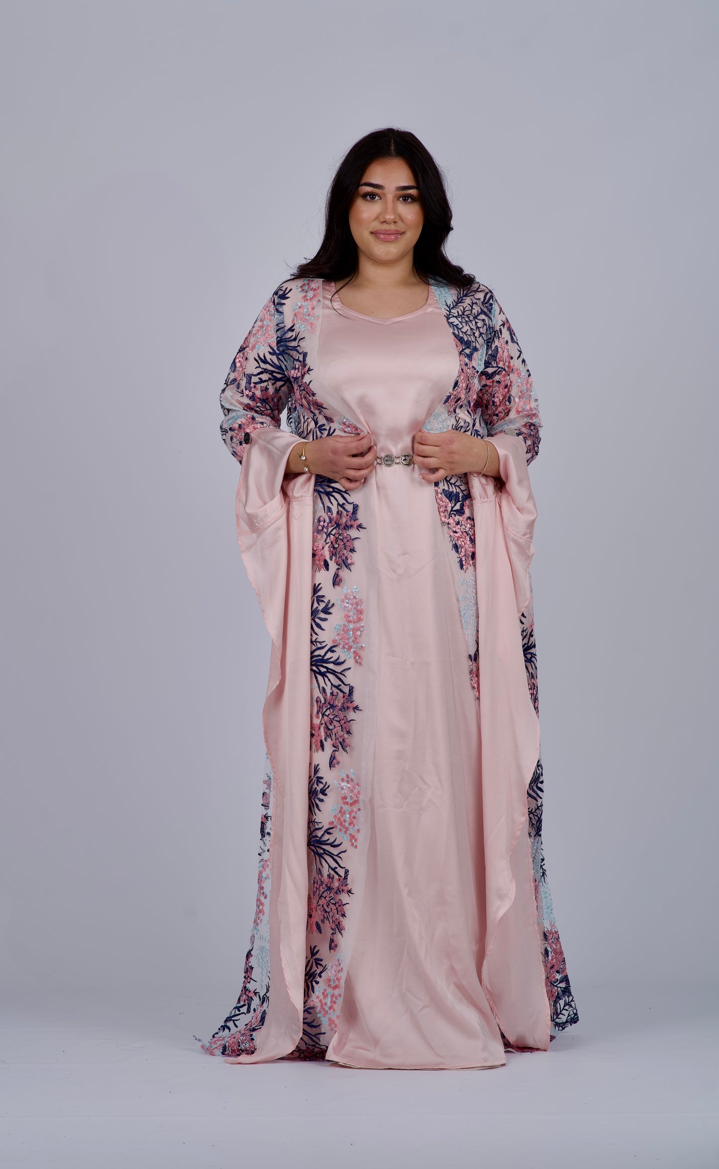 Smuk kurdisk kjole fra Baxan-kollektionen med blødt meshbroderi og en luksuriøs Kiras i satin silke, perfekt til Newroz og bryllupper.