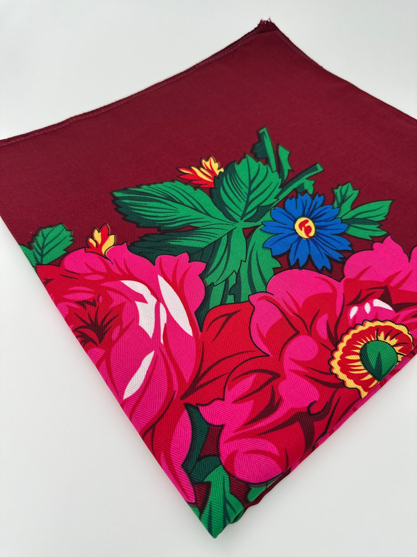 Kurdischer Schal / Shal – Ein Symbol für Kultur, Stolz und Stil Rotwein
140*140 cm