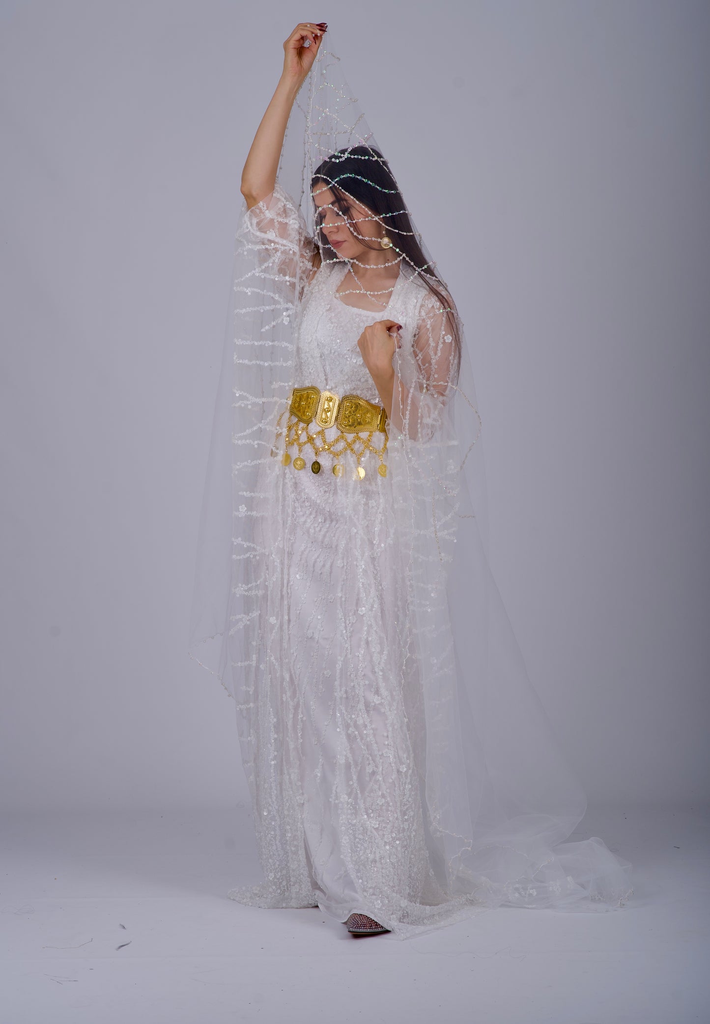 Elegant kurdisk bröllopsklänning med kristallbroderier, handgjord slöja och traditionell design, perfekt för bröllop och firanden.