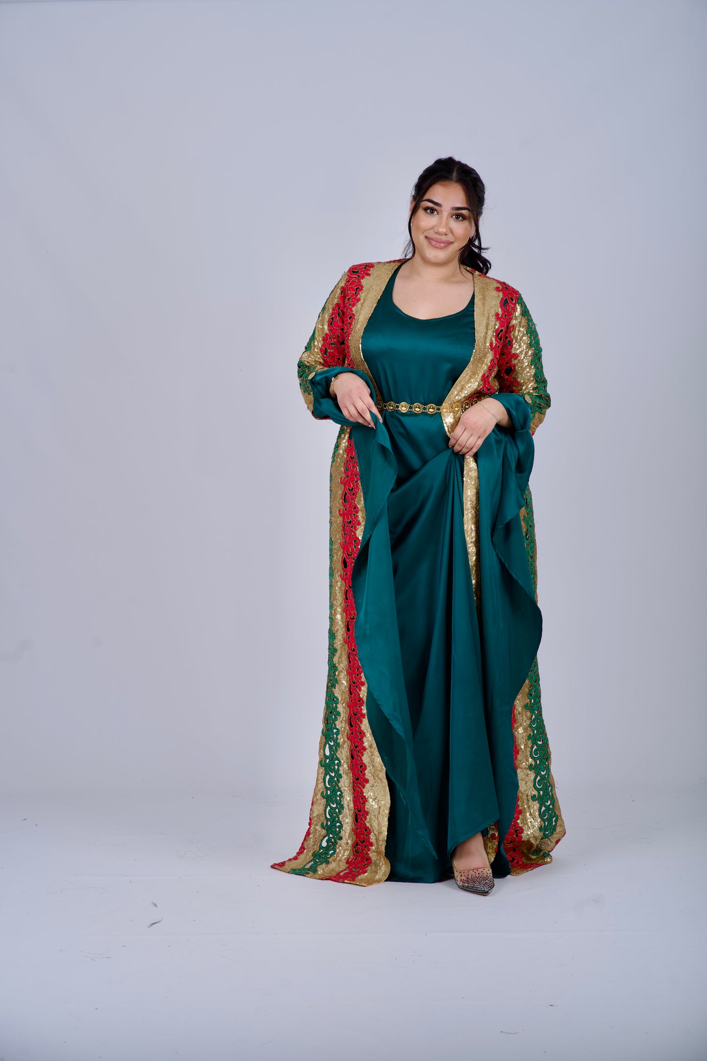 Robe kurde élégante avec des paillettes dorées, une broderie rouge et verte, et un tissu kawa lourd et sec. Parfait pour Newroz, les mariages et les festivals culturels.