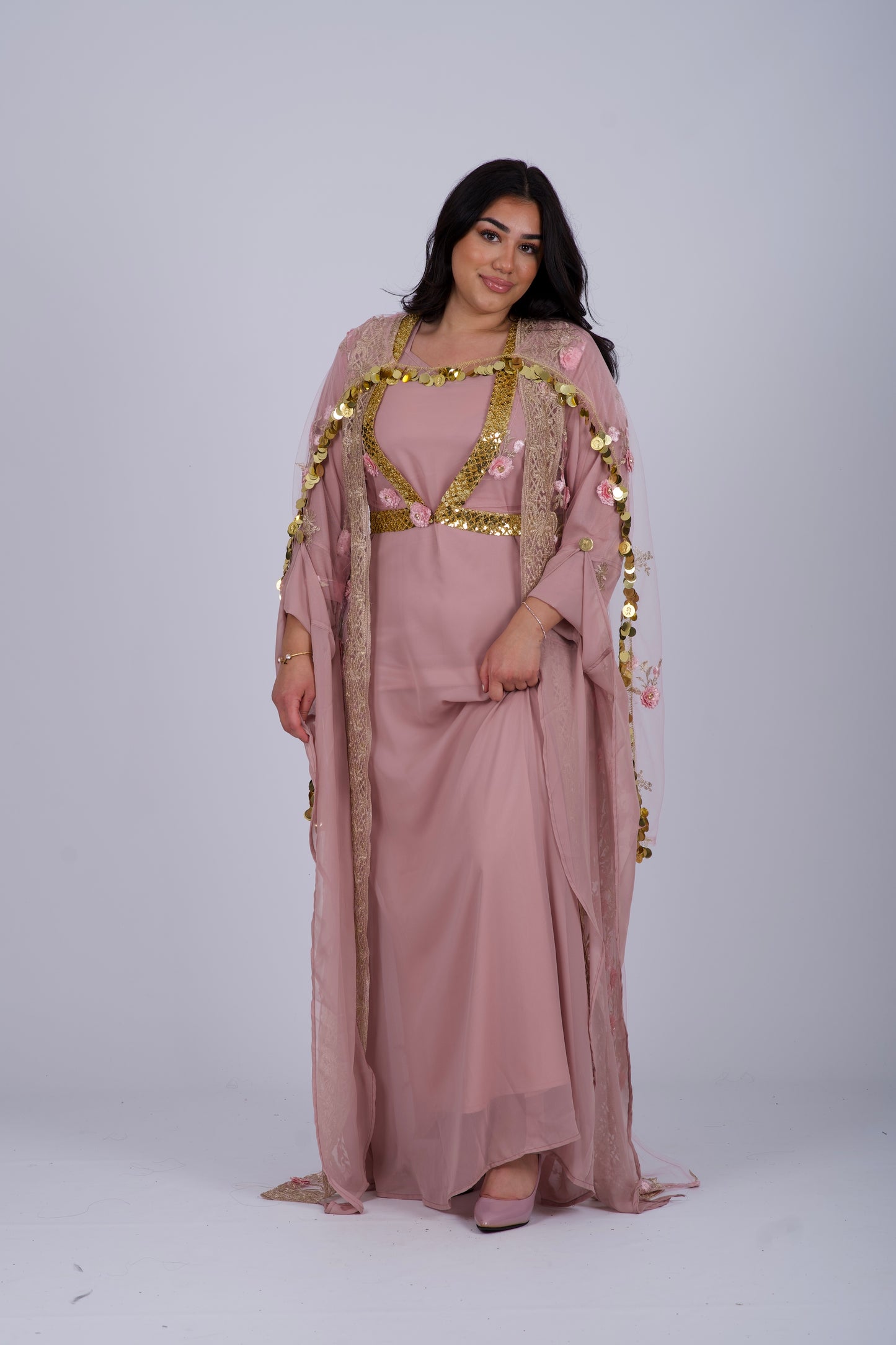 Femdelad traditionell kurdisk klänning i matt rosa med handgjorda detaljer.