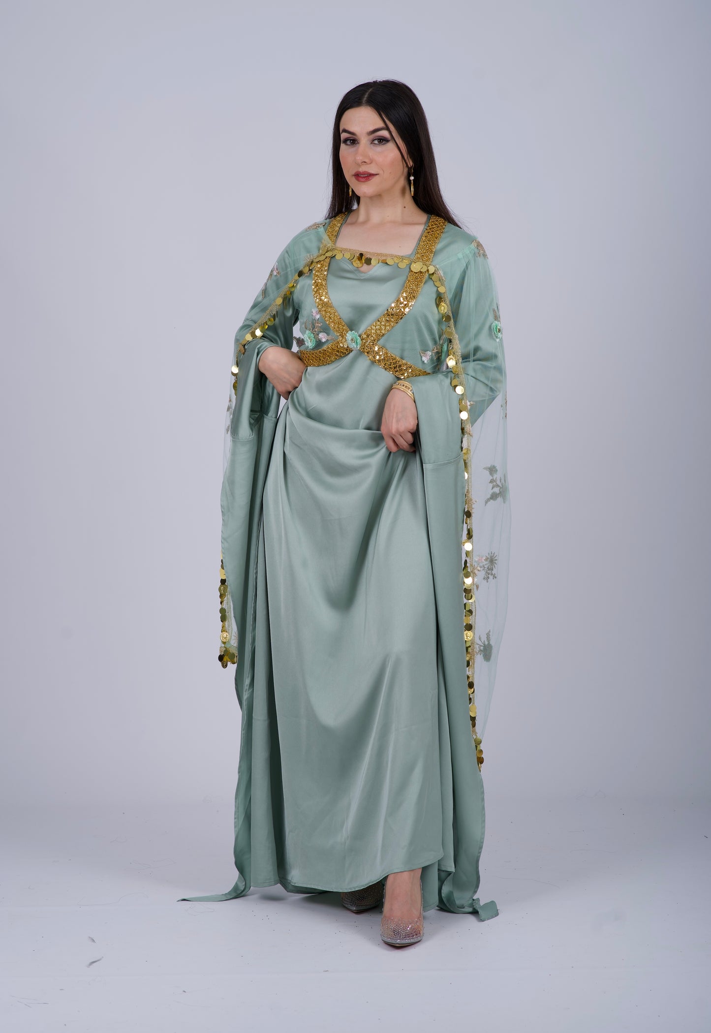 שמלה כורדית מסורתית בירוק מנטה, עשויה מבד סאטן מבריק עם רקמה ייחודית, מושלמת לאירועים חגיגיים.