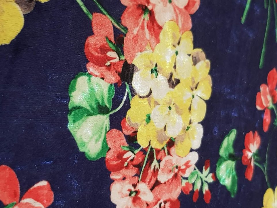 Sammet stretch blommig Gucci design(meter)Kewsan textile and more Kurdish women, Kurdish clothes, Kurdische kleider