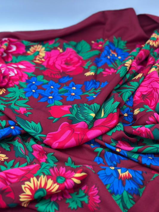 Kurdischer Schal / Shal – Ein Symbol für Kultur, Stolz und Stil Rotwein

 140*140 cm