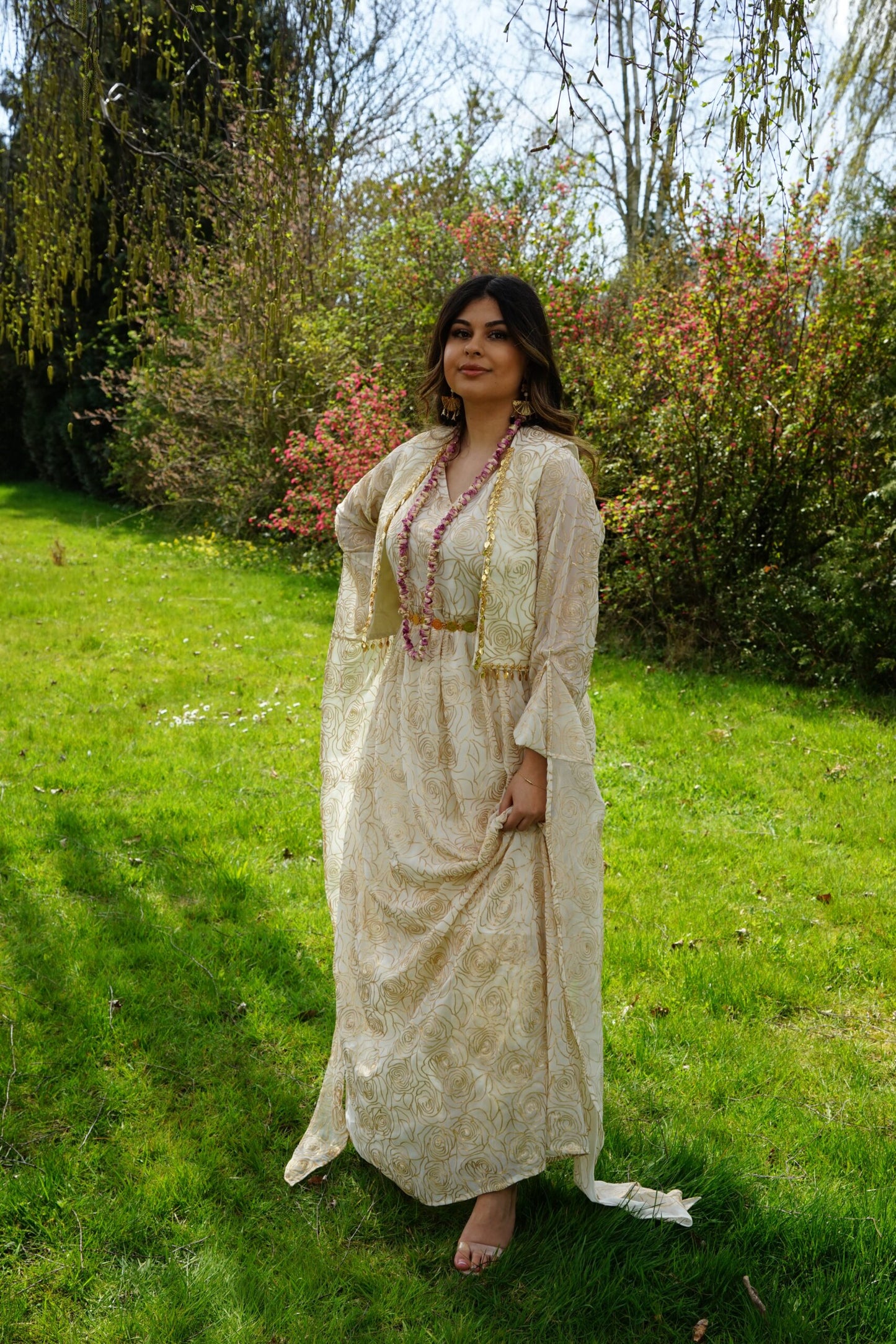 Rosa In OFF white set with "Gobarok"Kewsan textile and more Kurdish women, Kurdish clothes, Kurdische kleider