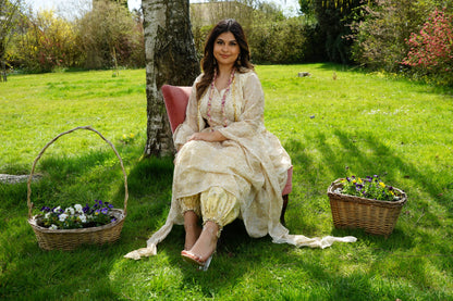 Rosa In OFF white set with "Gobarok"Kewsan textile and more Kurdish women, Kurdish clothes, Kurdische kleider