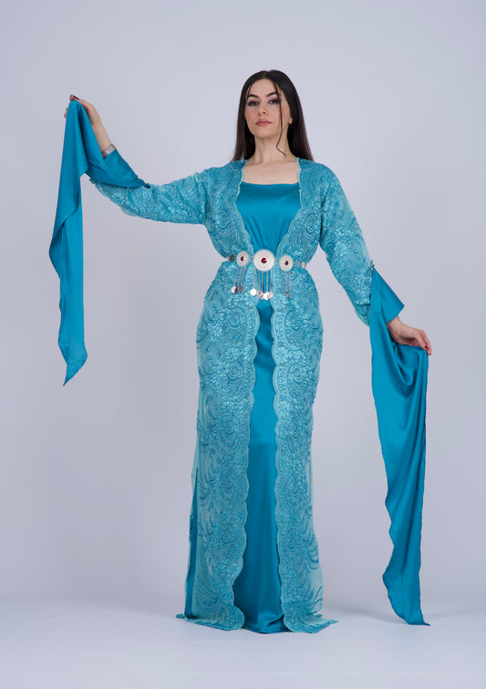  Kirasê Kurdî ya tirquaz bi Caftana Firûza yê şîn û Kirasê seta silêvê, temamî bo Newroz, binavkirinan û pîrozbahiyên çandî.
