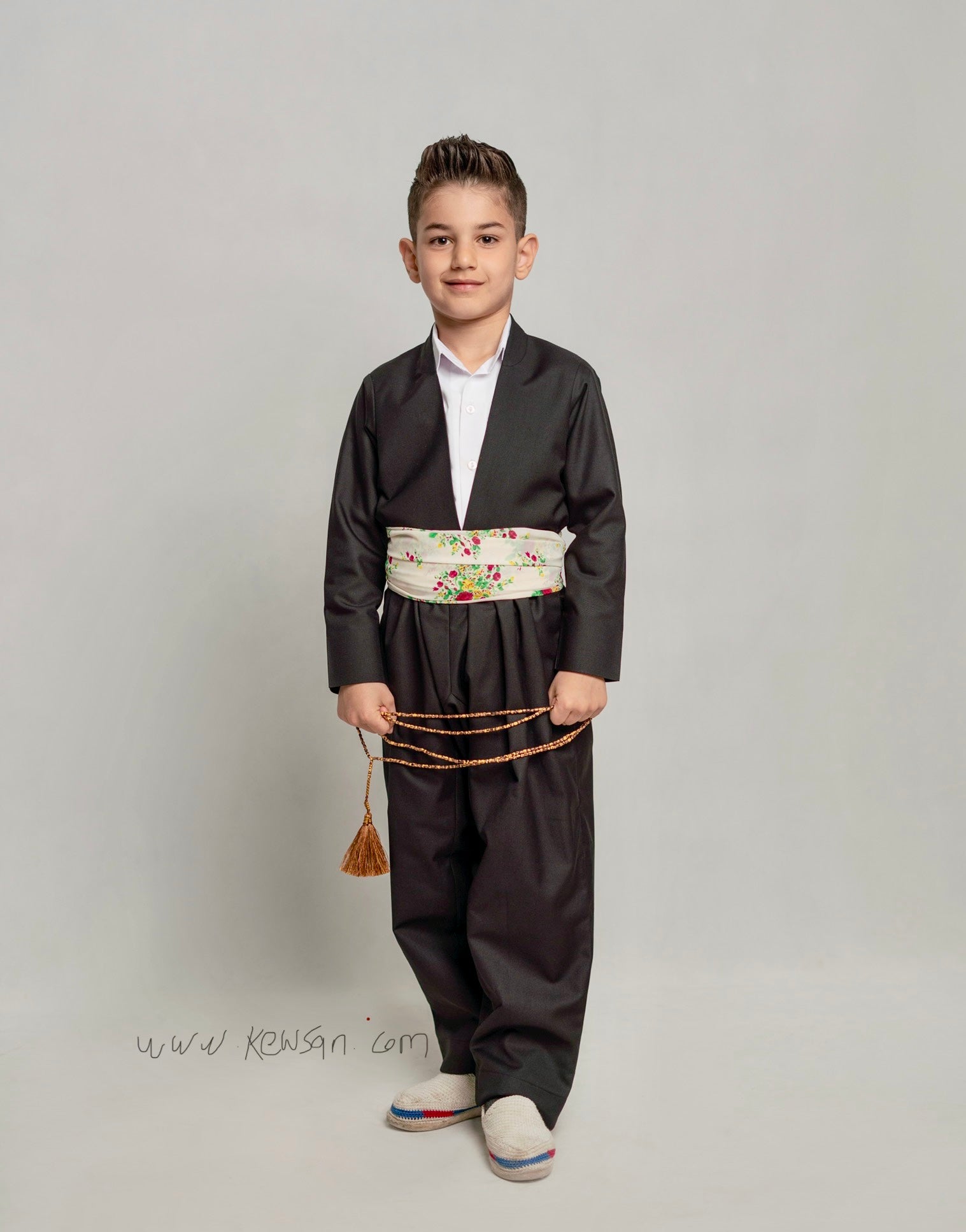 Compleet zwart Koerdisch outfit voor kinderen, geschikt voor Newroz en bruiloften.