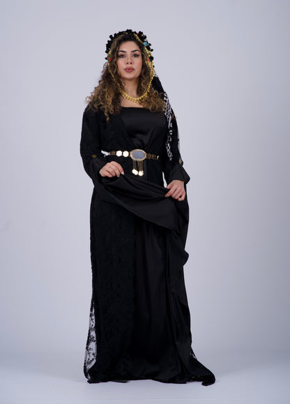  Kurdilainen mekko keskiyön mustassa värissä, valmistettu pehmeästä silkkisatiinista, jossa on tyylikäs musta kirjailu ja säädettävä vyö. Täydellinen Newroziin ja häihin.