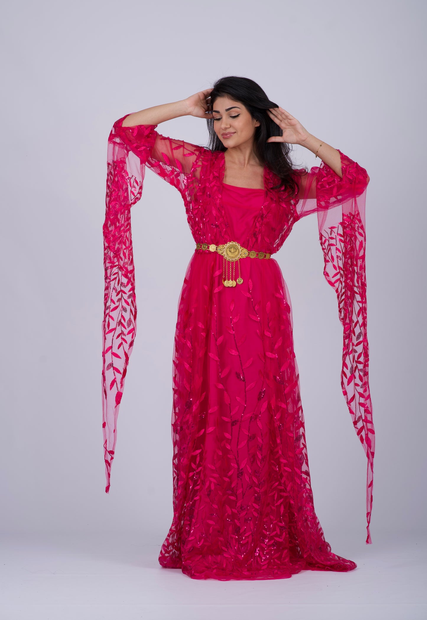  Traditionelles kurdisches Kleid im Badini-Stil in Pink mit flexibler Taille und eleganter Stickerei, ideal für Newroz und Hochzeiten.