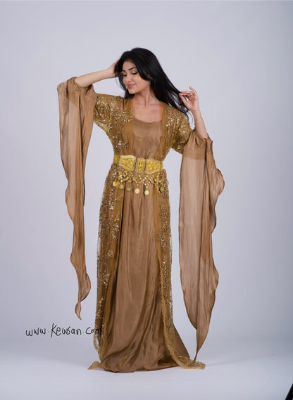 Elegantes kurdisches Shkofe-Kleid in dunklem Creme mit goldener Paillettenstickerei, perfekt für Newroz, Hochzeiten und kulturelle Feste.