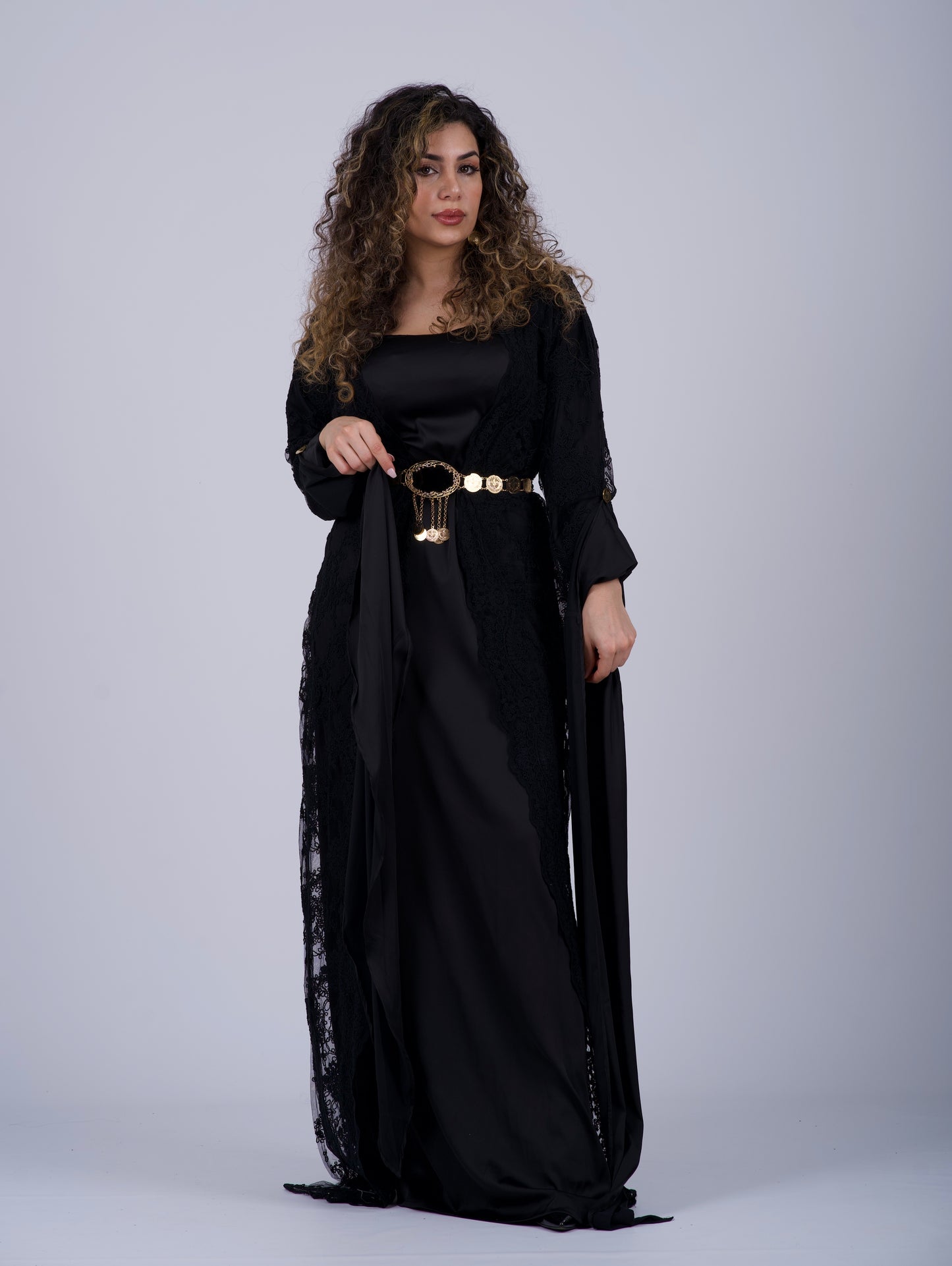  Kurdisk klänning i midnattsvart, tillverkad av mjuk silkesatin med elegant svart broderi och justerbart bälte. Perfekt för Newroz och bröllop.

