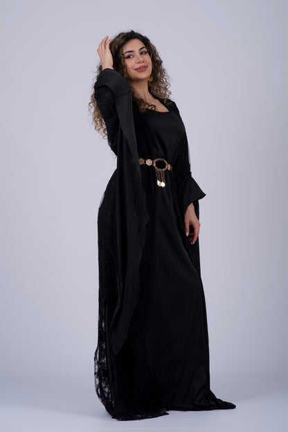 Robe de mode kurde noire classique avec broderie détaillée, fabriquée avec un tissu de haute qualité et ajustement confortable. Idéale pour les mariages, Newroz et les festivals.