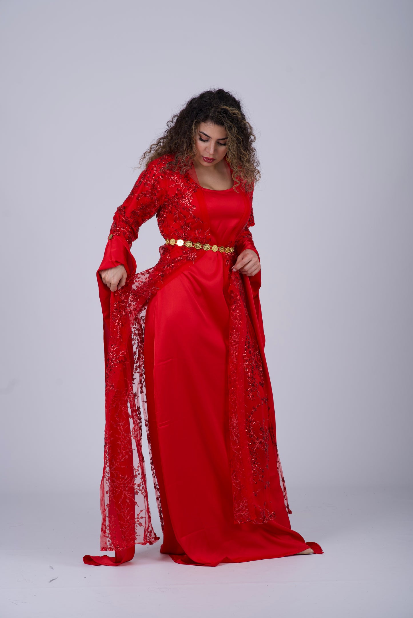 Elegantes rotes kurdisches Kleid mit roten Paillettenblumenstickerei, perfekt für Newroz, Hochzeiten und kulturelle Feste.