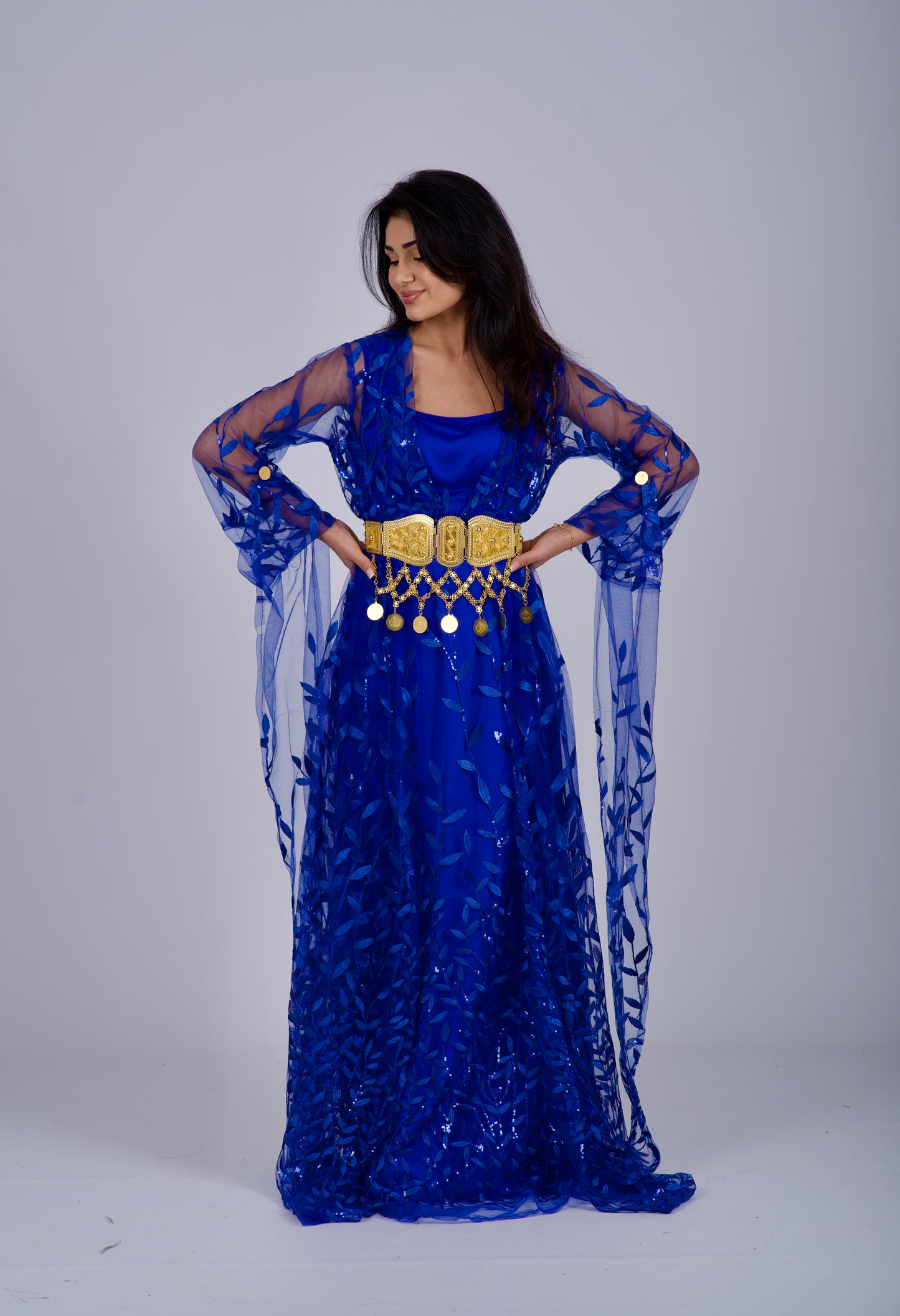 Traditionelles kurdisches Kleid in Royalblau mit Badini-Stil und eleganter Stickerei, ideal für Newroz, Hochzeiten und kulturelle Feste.