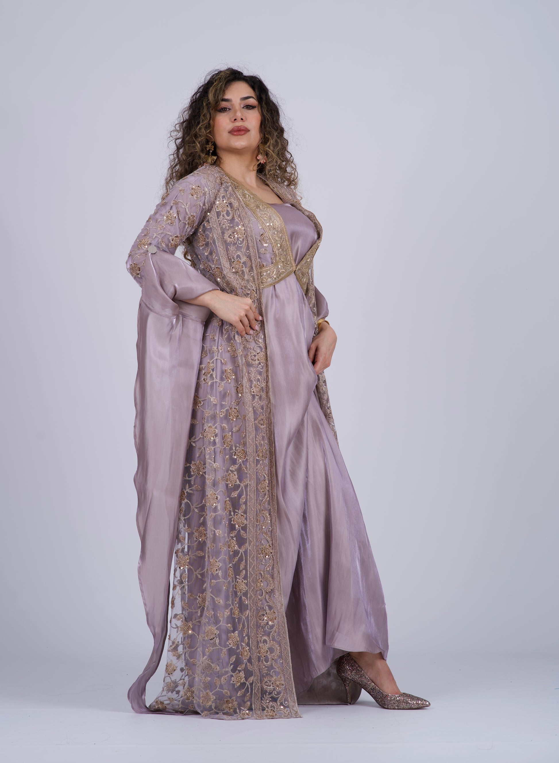 Robe kurde traditionnelle en violet pastel-gris, idéale pour des événements culturels