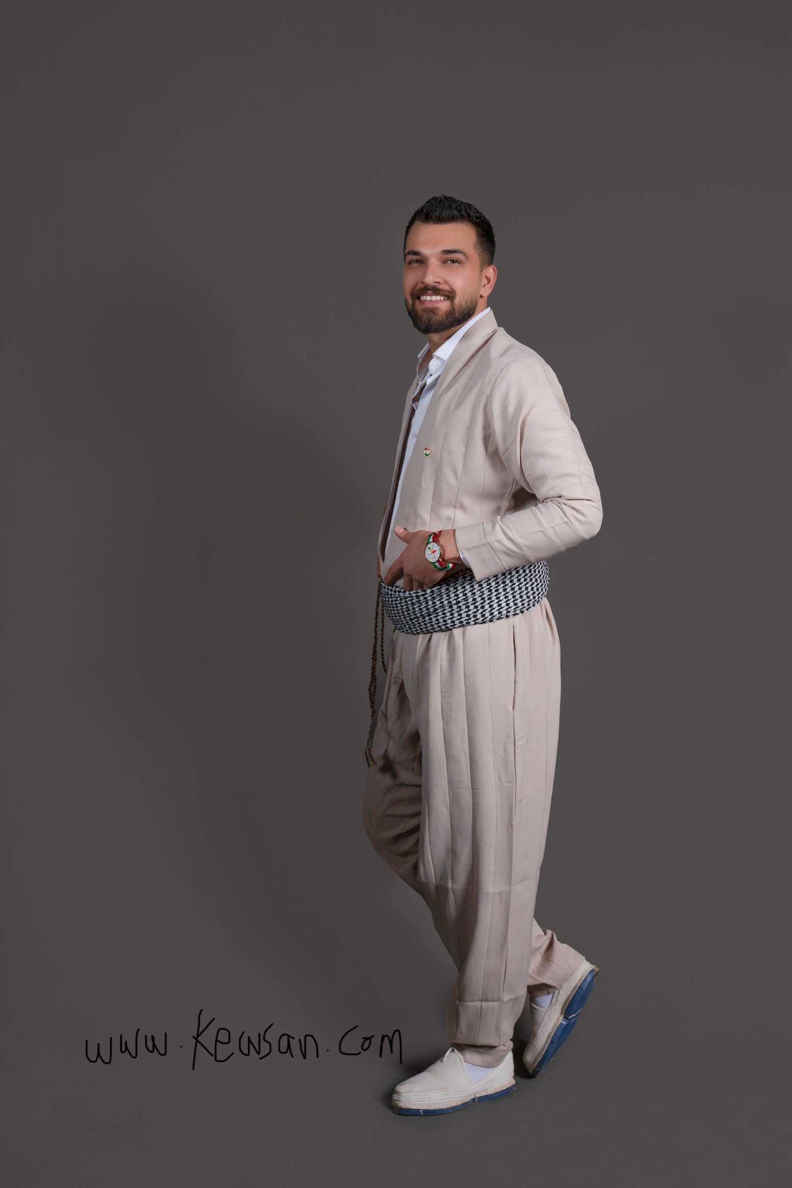  Model wearing the light beige Kurdish men’s outfit, perfect for Newroz, weddings, and cultural events.