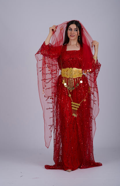 Vue de face d'une élégante robe kurde rouge avec broderies en cristal et manches fluides, parfaite pour les soirées henné et les mariages.