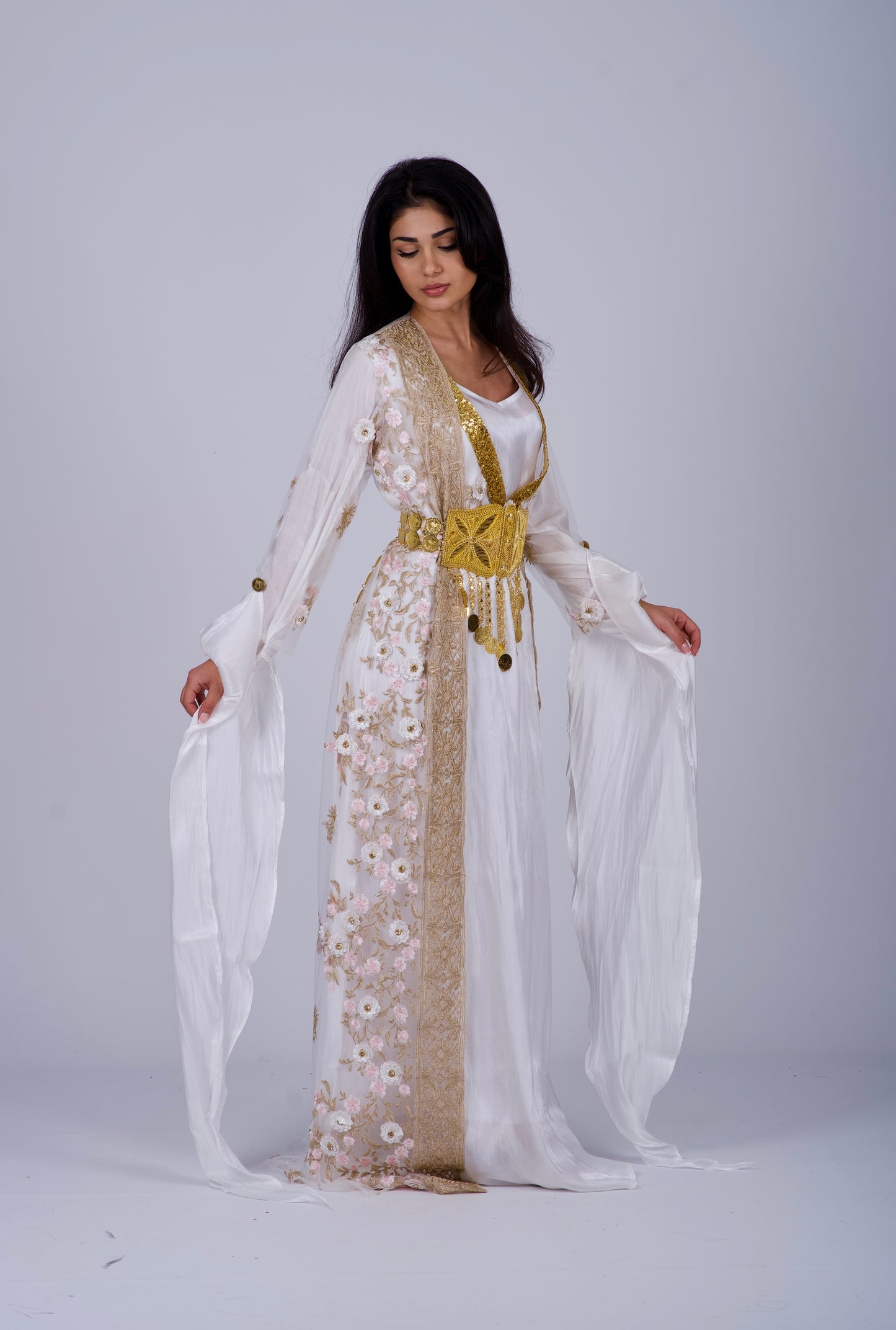  Traditional Kurdish white wedding dress with intricate embroidery, golden accents, and a long embroidered veil. Perfect for brides celebrating their heritage.

