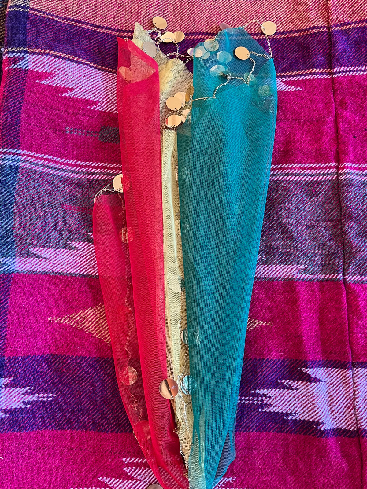 Flag with hand made sequinsKewsan textile and more Kurdish women, Kurdish clothes, Kurdische kleider